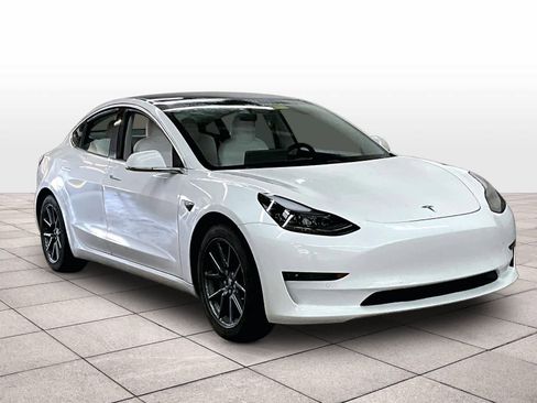 Used 2020 Tesla Model 3 Standard Range image 2