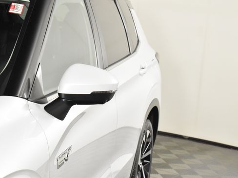 Used 2024 Mitsubishi Outlander SE image 13