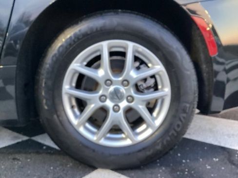 Used 2023 Chrysler Voyager LX image 18