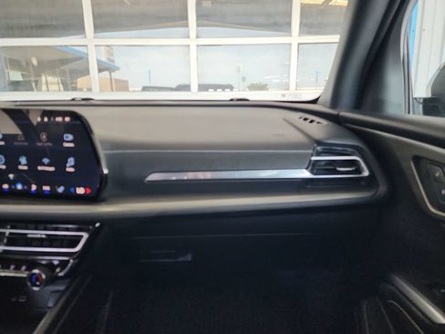 Used 2025 Chevrolet Traverse LT FWD image 32