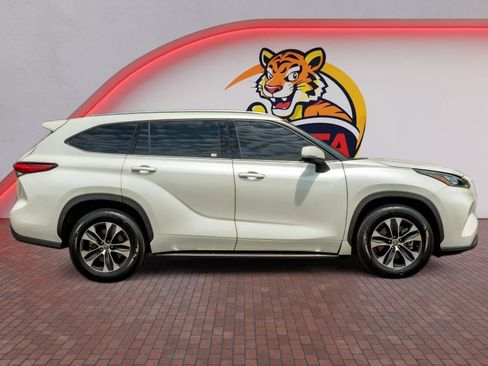 Used 2020 Toyota Highlander XLE FWD image 4