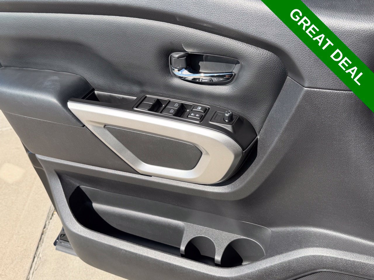 Used 2024 Nissan Titan SV w/ SV Convenience Package RWD image 31