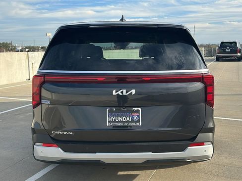 Used 2025 Kia Carnival LXS image 11