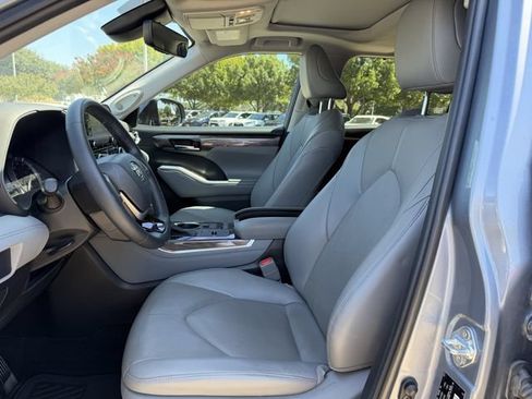 Used 2022 Toyota Highlander Limited FWD image 27