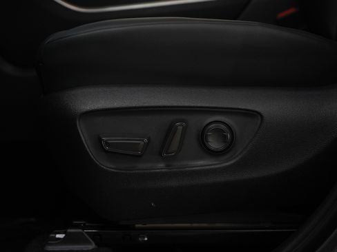 Used 2025 Toyota Highlander XLE AWD/4WD image 24