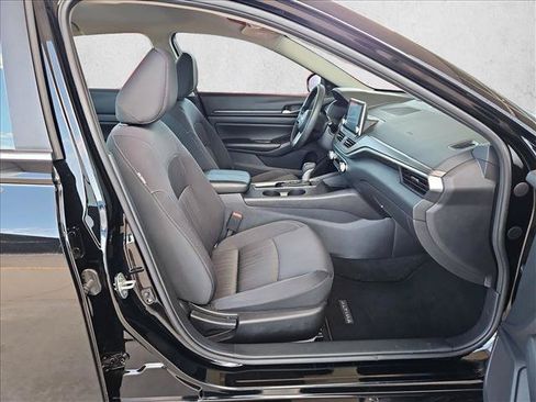 Used 2025 Nissan Altima 2.5 SV FWD image 19