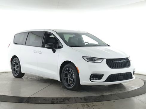 Used 2023 Chrysler Pacifica Limited w/ S Appearance Package FWD image 2