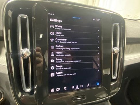 Used 2025 Volvo XC40 B5 Plus image 23