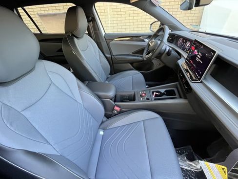 New 2026 Volkswagen Tiguan SE R-Line AWD/4WD image 6