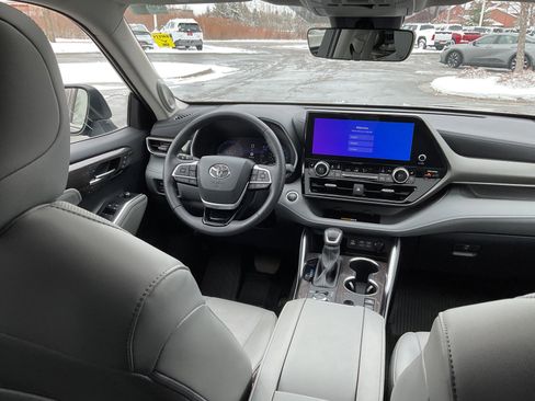 Used 2024 Toyota Highlander Limited image 22