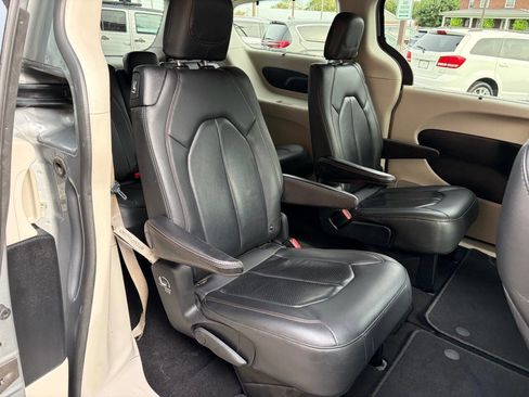 Used 2020 Chrysler Pacifica Touring-L w/ Tire & Wheel Group image 11