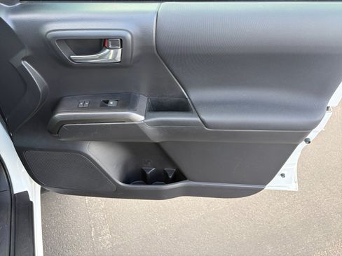Used 2022 Toyota Tacoma TRD Off-Road AWD/4WD image 16