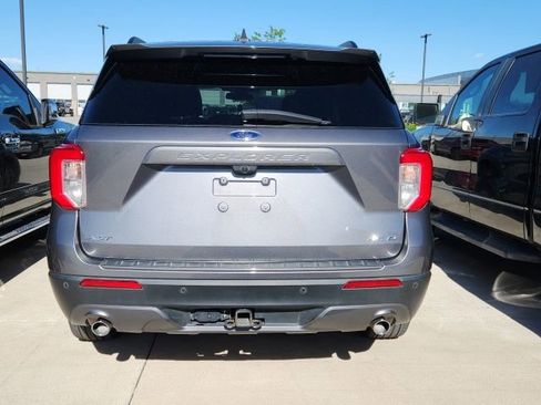 Used 2022 Ford Explorer XLT w/ Equipment Group 202A AWD/4WD image 2