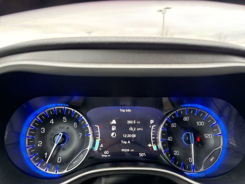 Used 2022 Chrysler Pacifica Touring-L image 13