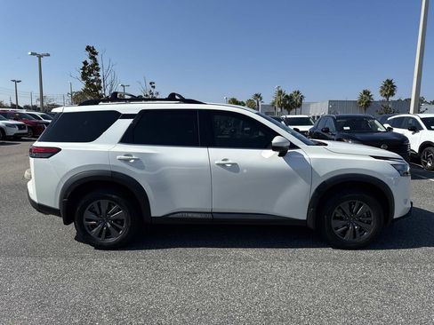 Certified 2024 Nissan Pathfinder SV image 2