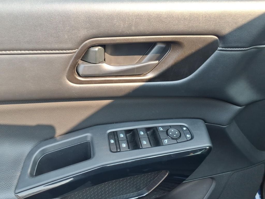 Used 2024 Nissan Pathfinder SV FWD image 16