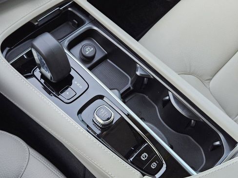 Certified 2025 Volvo XC90 B6 Plus w/ Protection Package Premier image 24