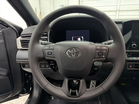 Used 2025 Toyota Camry SE image 13