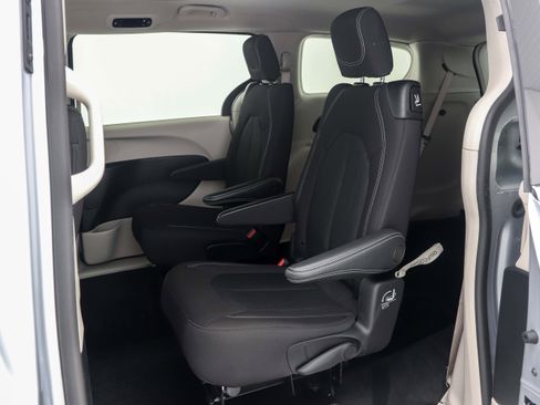 Used 2023 Chrysler Voyager LX image 19