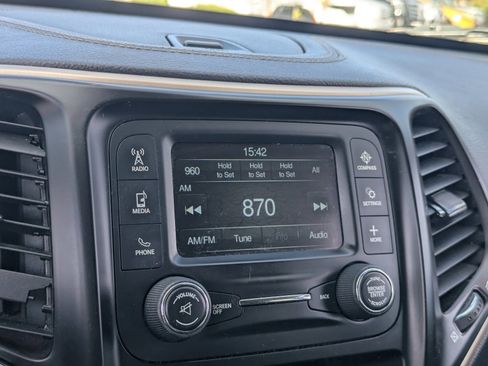 Used 2016 Jeep Cherokee Sport image 20