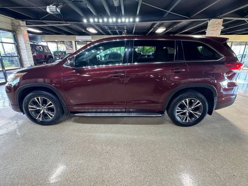Used 2017 Toyota Highlander LE FWD image 4