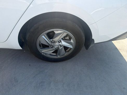 Certified 2025 Hyundai Elantra SE FWD image 9
