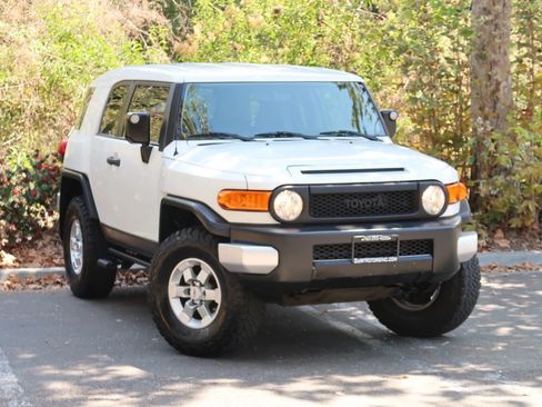Used 2009 Toyota FJ Cruiser 2WD w/ TRD Sport Pkg image 2