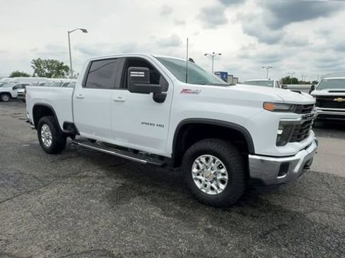 Used 2024 Chevrolet Silverado 2500 LT AWD/4WD image 2