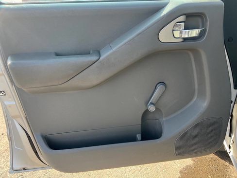 Used 2005 Nissan Frontier SE image 12