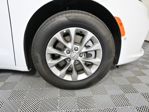 Used 2025 Chrysler Pacifica Select image 11