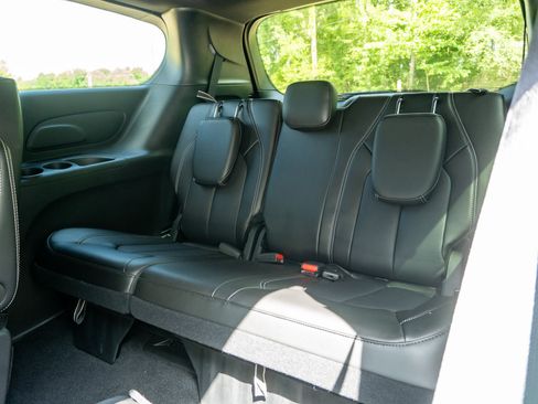 Used 2025 Chrysler Pacifica Select FWD image 15