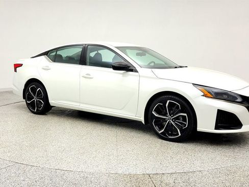 Used 2023 Nissan Altima 2.5 SR image 3