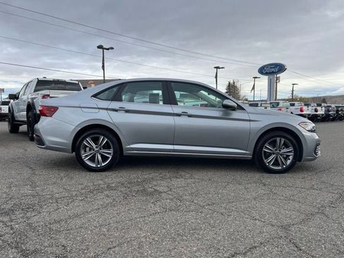 Used 2024 Volkswagen Jetta SE image 2