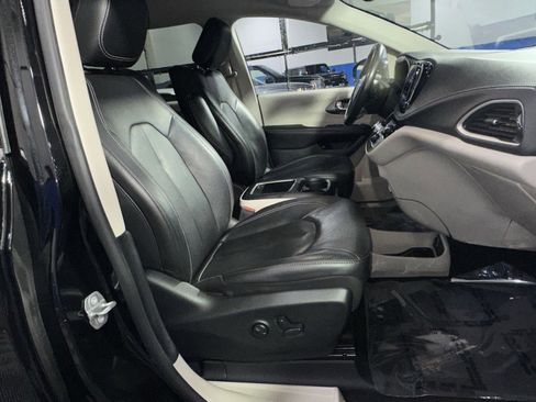 Used 2022 Chrysler Pacifica Touring-L w/ Uconnect Theater Family Group image 38