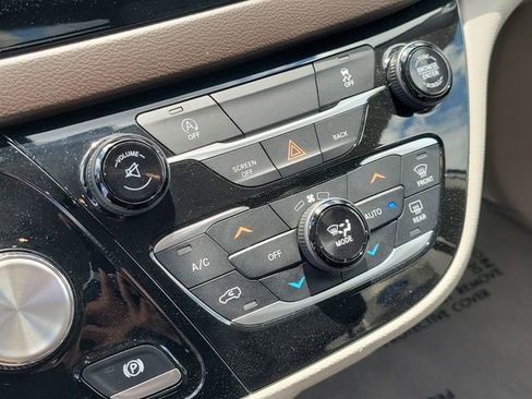 Used 2017 Chrysler Pacifica Touring Plus FWD image 29
