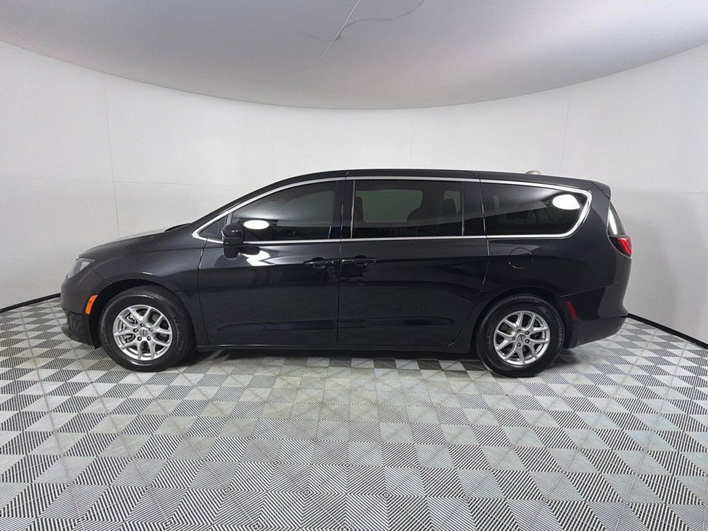 Used 2023 Chrysler Voyager LX FWD image 8