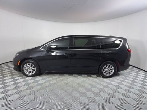 Used 2023 Chrysler Voyager LX FWD image 8