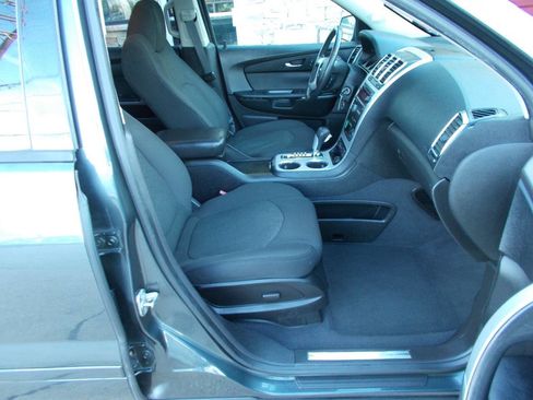 Used 2011 GMC Acadia SLE image 19