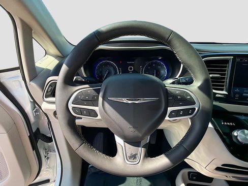 Used 2024 Chrysler Pacifica Touring-L image 34