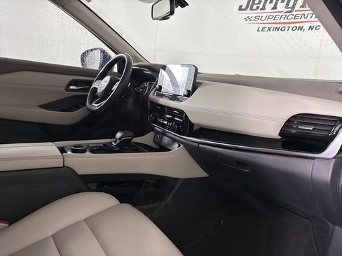 Used 2023 Nissan Rogue SL w/ SL Premium Package image 32