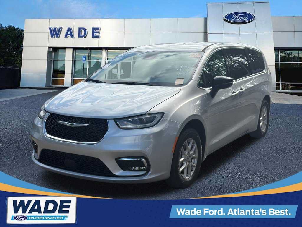 Used 2024 Chrysler Pacifica Touring-L FWD image 1