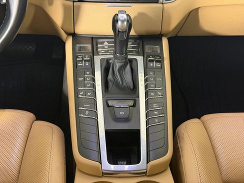 Used 2018 Porsche Macan AWD/4WD image 16
