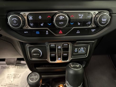 Used 2025 Jeep Wrangler Unlimited Sahara image 14