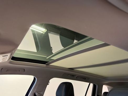 Used 2021 Volkswagen Tiguan SE image 28