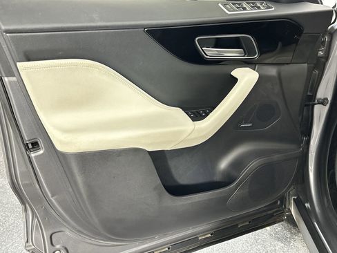 Used 2018 Jaguar F-PACE Prestige image 32