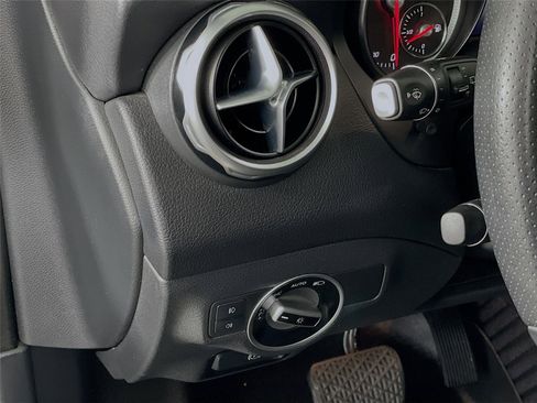 Used 2018 Mercedes-Benz GLA 250 4MATIC image 14