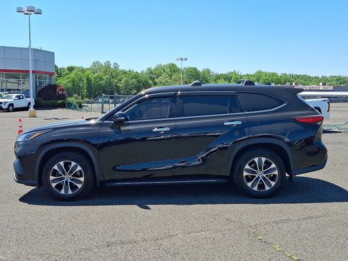 Used 2021 Toyota Highlander XLE AWD/4WD image 4