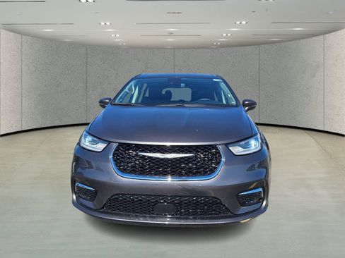 Used 2023 Chrysler Pacifica Touring-L image 2