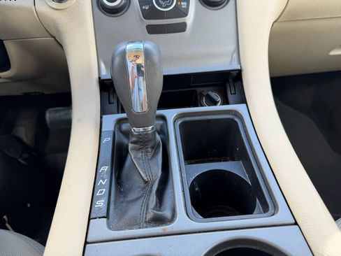 Used 2016 Ford Taurus SE FWD image 18