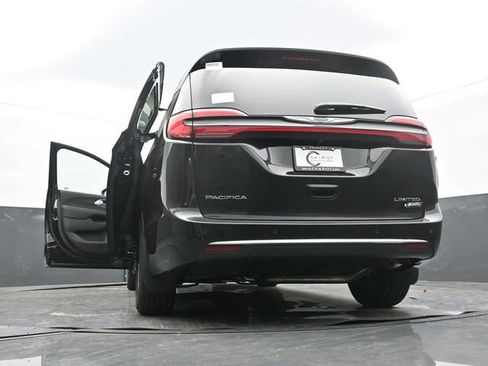 New 2026 Chrysler Pacifica Limited w/ Uconnect Theater Family Group image 66